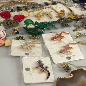 Rhinestone Gecko pins brooch $6! Nwt